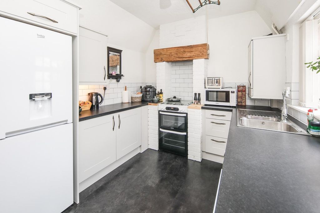 Property photo 3 of 21 Kitchen