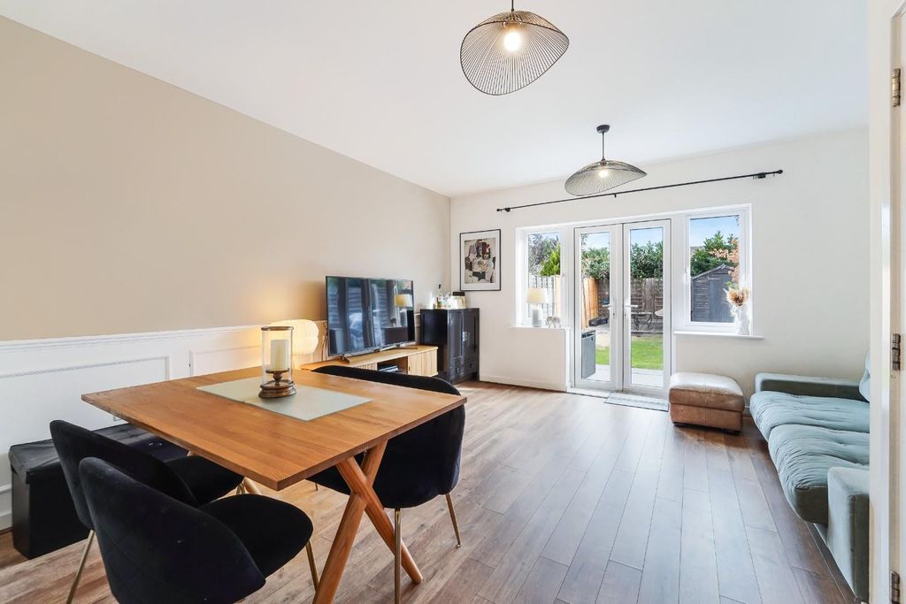 Property photo 2 of 14 Winter Close (1).Jpg