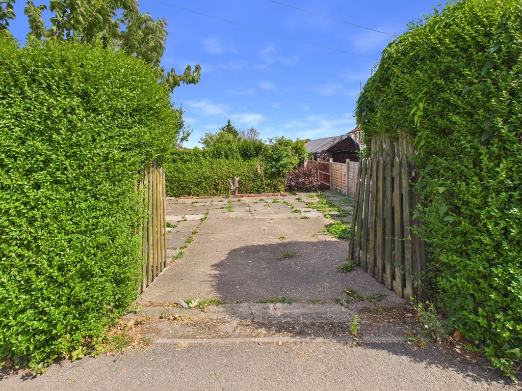 Property photo 2 of 25 Side Gated Driveway