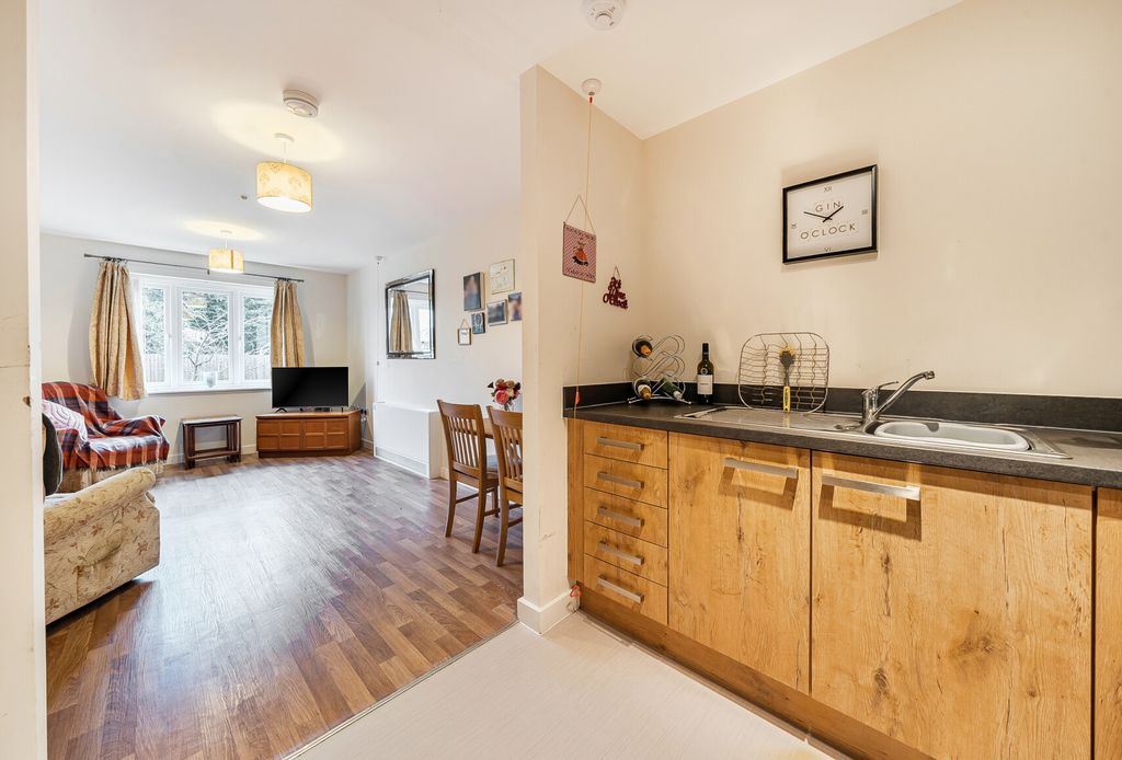 Property photo 3 of 11 1409397-9-698De7E...