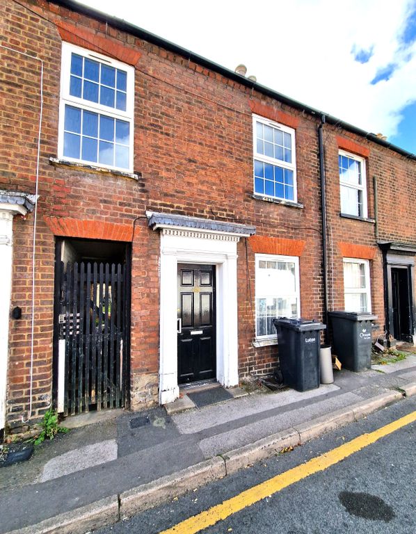 Property photo 1 of 30 A Vacant Three Bedroom Terraced House Available For Sale Located On Dumfries Street In Luton
