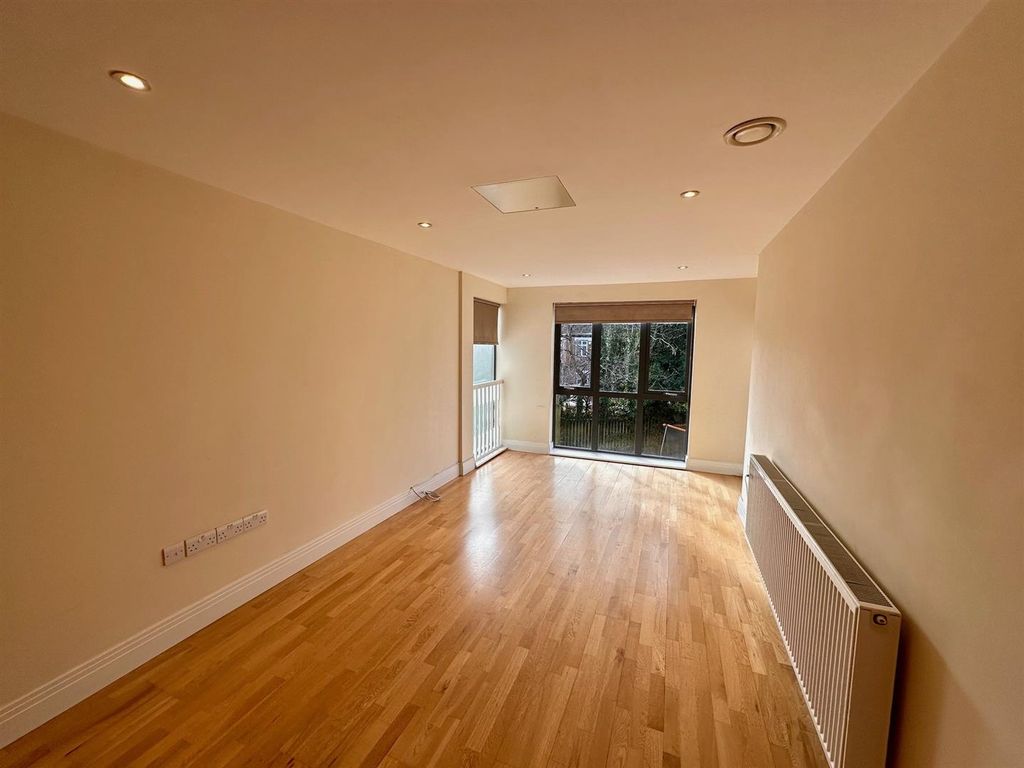 Property photo 2 of 10 Livingroom