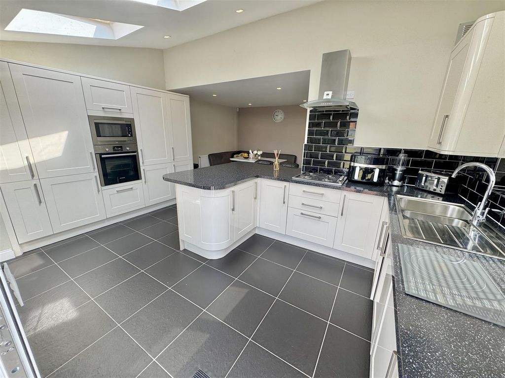 Property photo 2 of 14 Kitchen