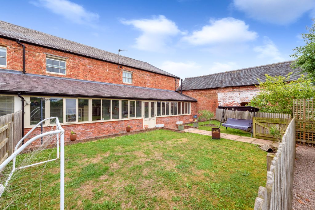 Property photo 2 of 32 Garden 1