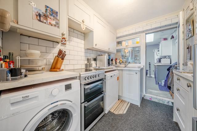 Property photo 3 of 19 Kitchen