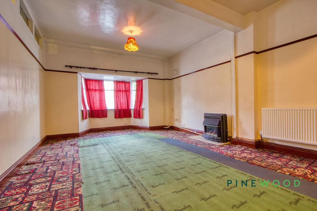 Property photo 3 of 31 Lounge