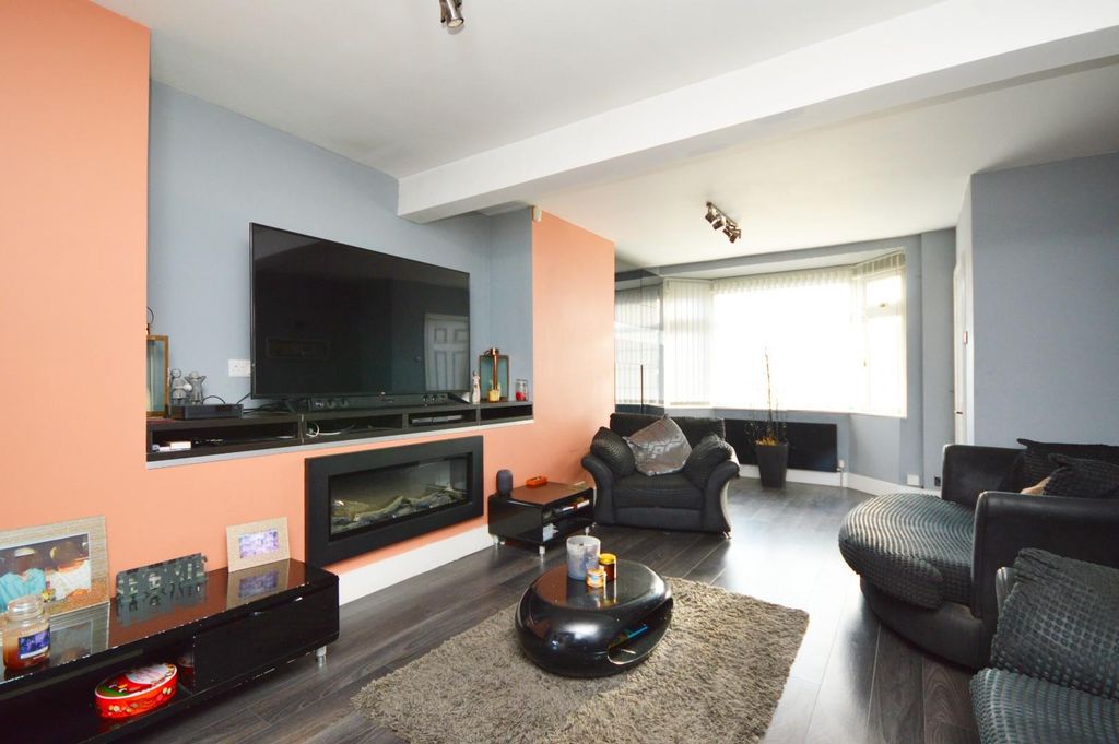 Property photo 2 of 20