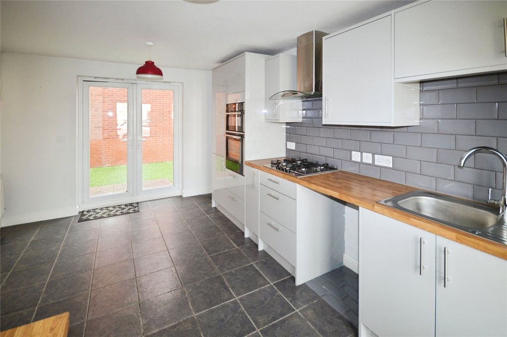 Property photo 3 of 17 Kitchen