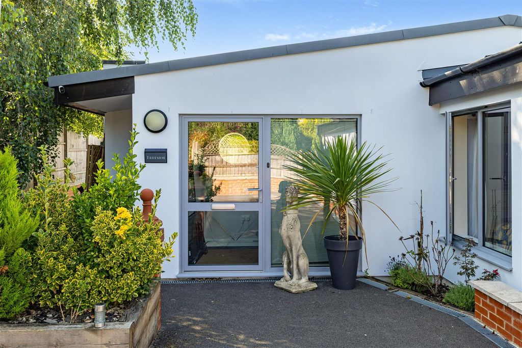 Property photo 1 of 21 111782_Treeside Green Lane Churchdown-2.Jpg