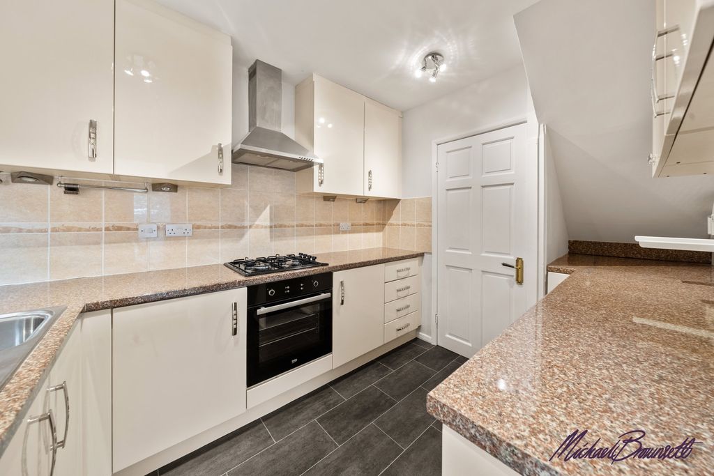 Property photo 2 of 25
