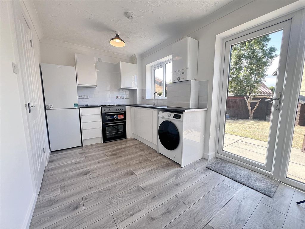 Property photo 2 of 11 Kitchen