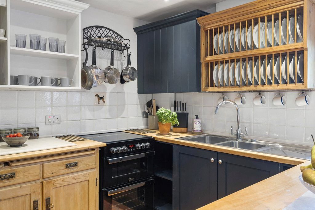 Property photo 3 of 14 Kitchen