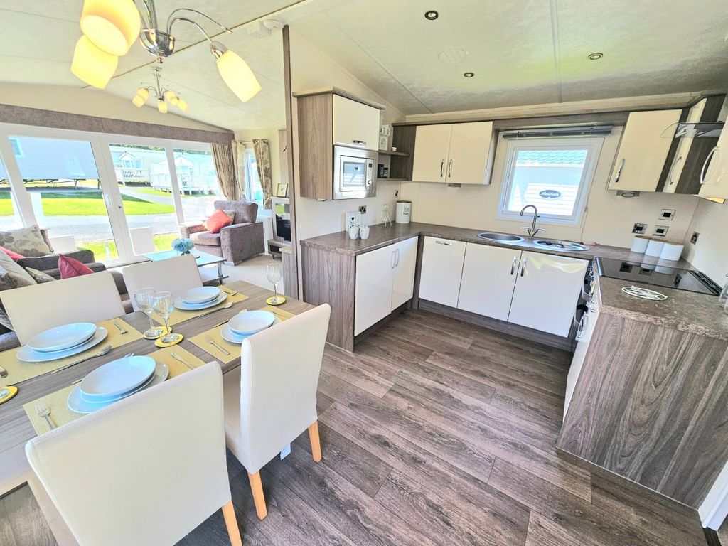 Property photo 1 of 16 Delta Cambridge 2016 Vs280992 76584544.Jpeg