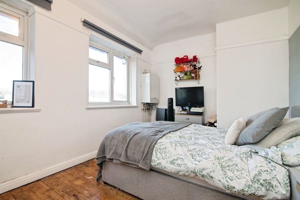 Property photo 2 of 20