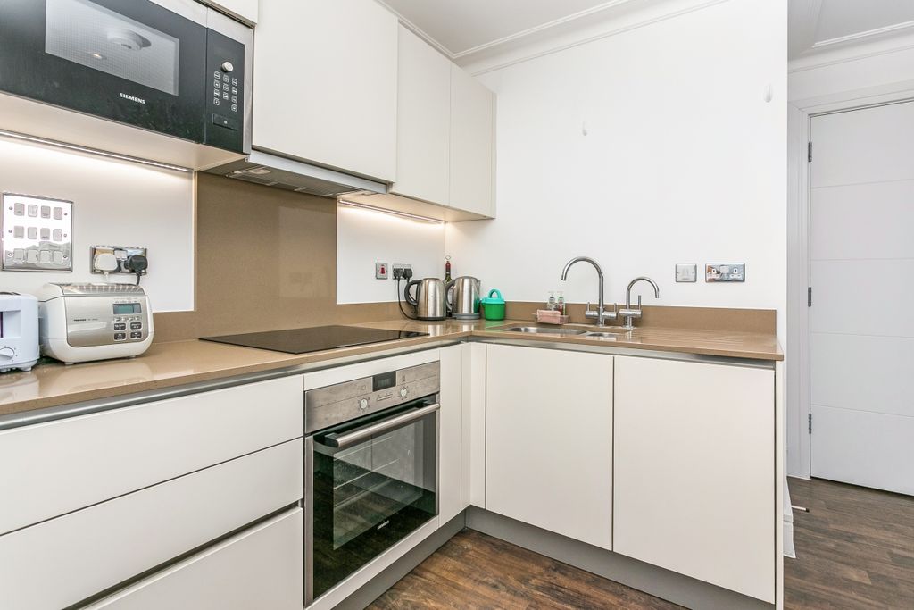 Property photo 3 of 17 Flat 11 282142- (7)