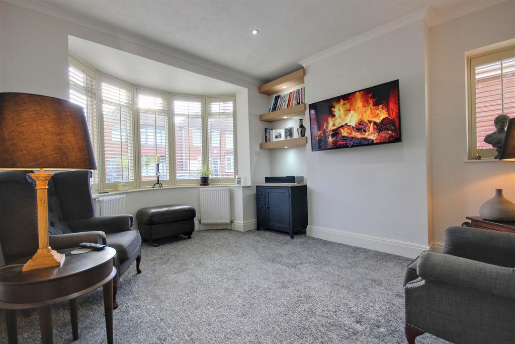 Property photo 2 of 11 2 Lroom.Jpg