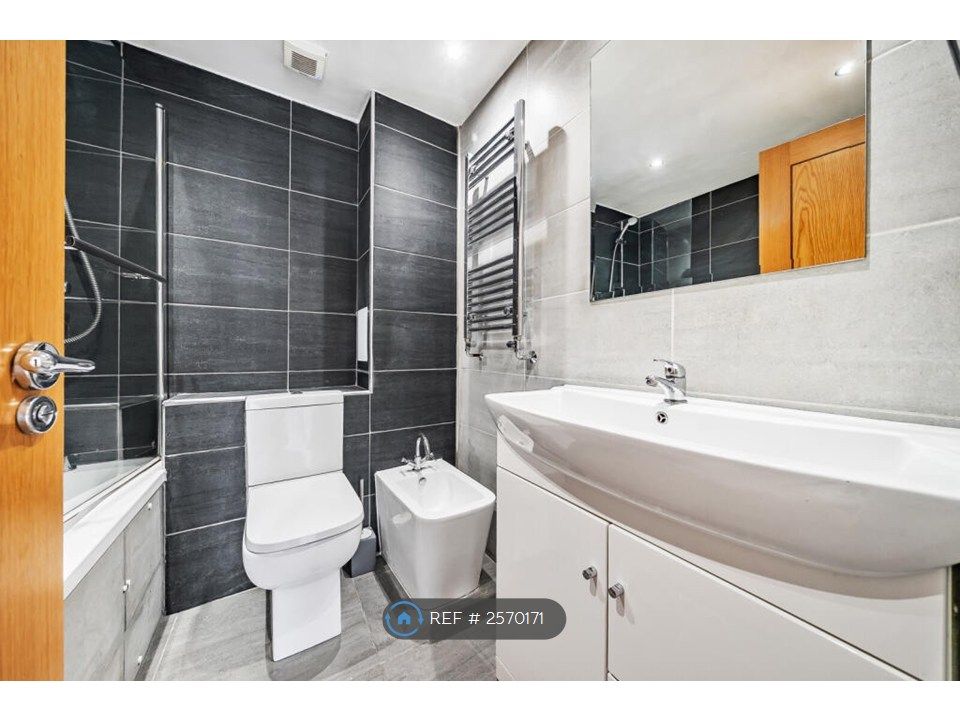 Property photo 2 of 11 En-Suite Bathroom