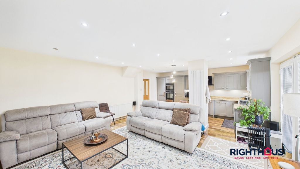 Property photo 2 of 26