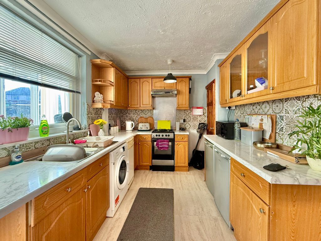 Property photo 3 of 7 Kitchen