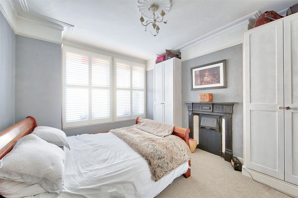 Property photo 3 of 8 28_Penwith_Road_Image3_14674_4.Jpg