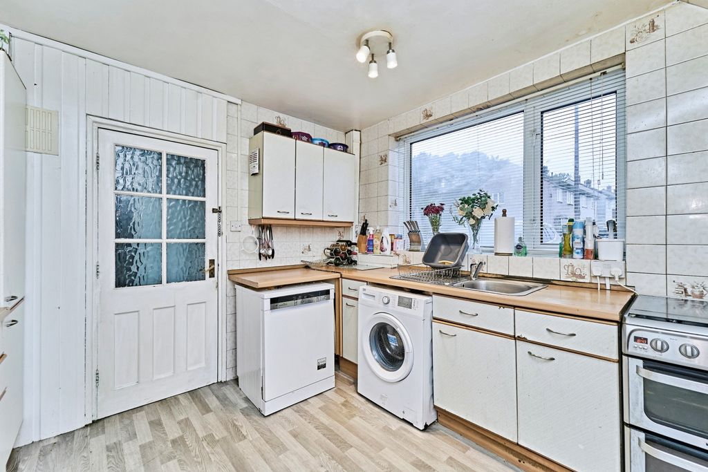 Property photo 3 of 12 Kitchen