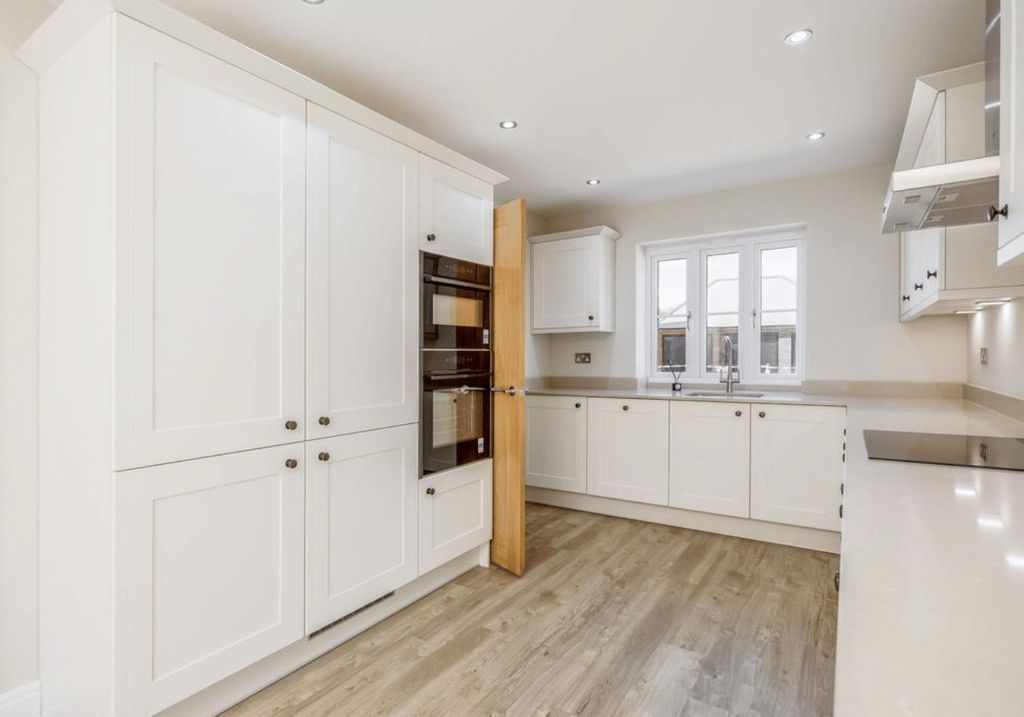 Property photo 3 of 7 Kitchen