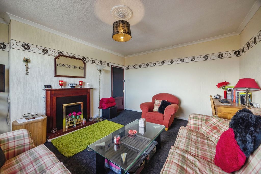 Property photo 3 of 15 Lounge