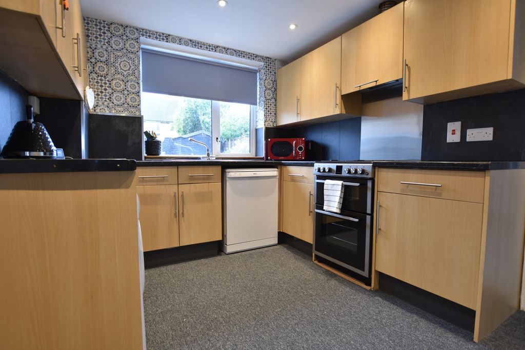 Property photo 3 of 8 Kitchen