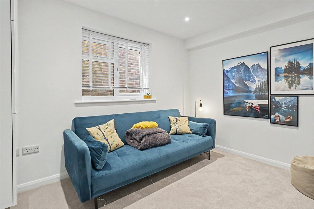 Property photo 3 of 17 Home Office / Snug