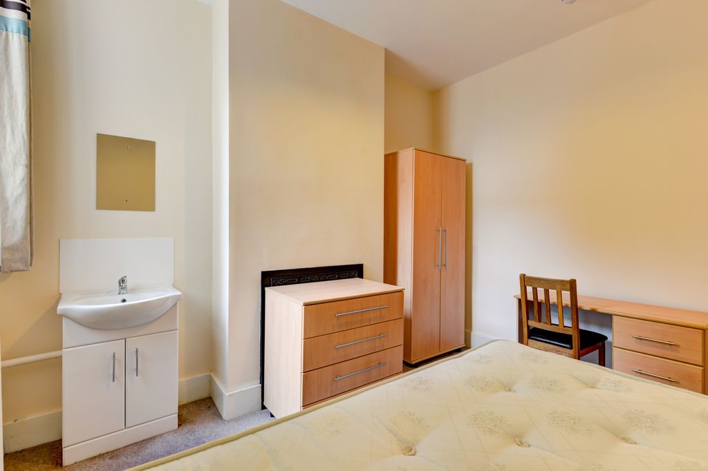 Property photo 1 of 17 A Spacious And Well-Maintained Master Bedroom Feat...