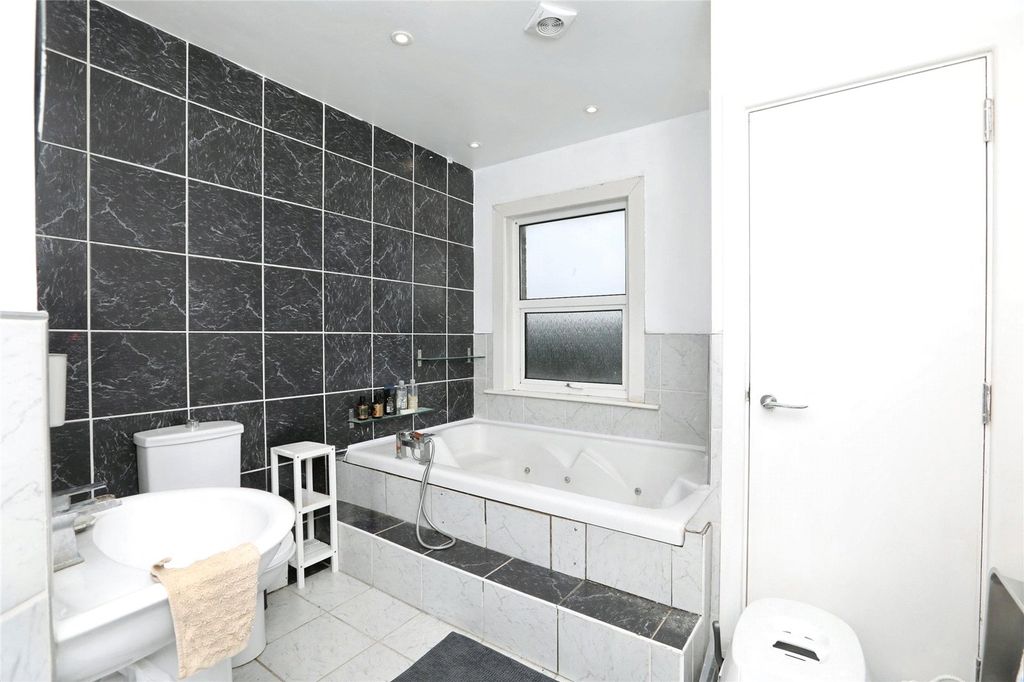 Property photo 2 of 15 Picture No. 27