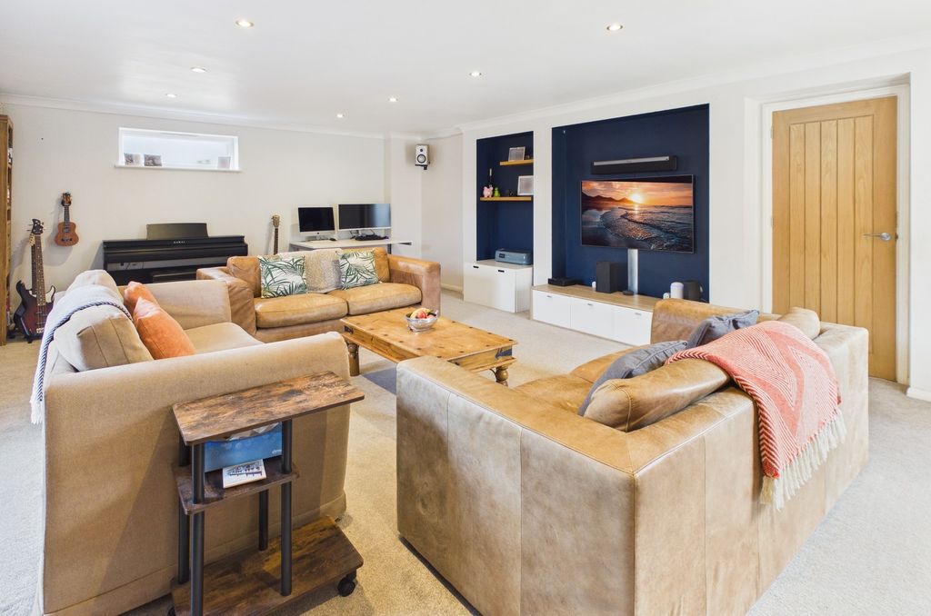 Property photo 2 of 24 Cam02519G0-Pr0389-Still022