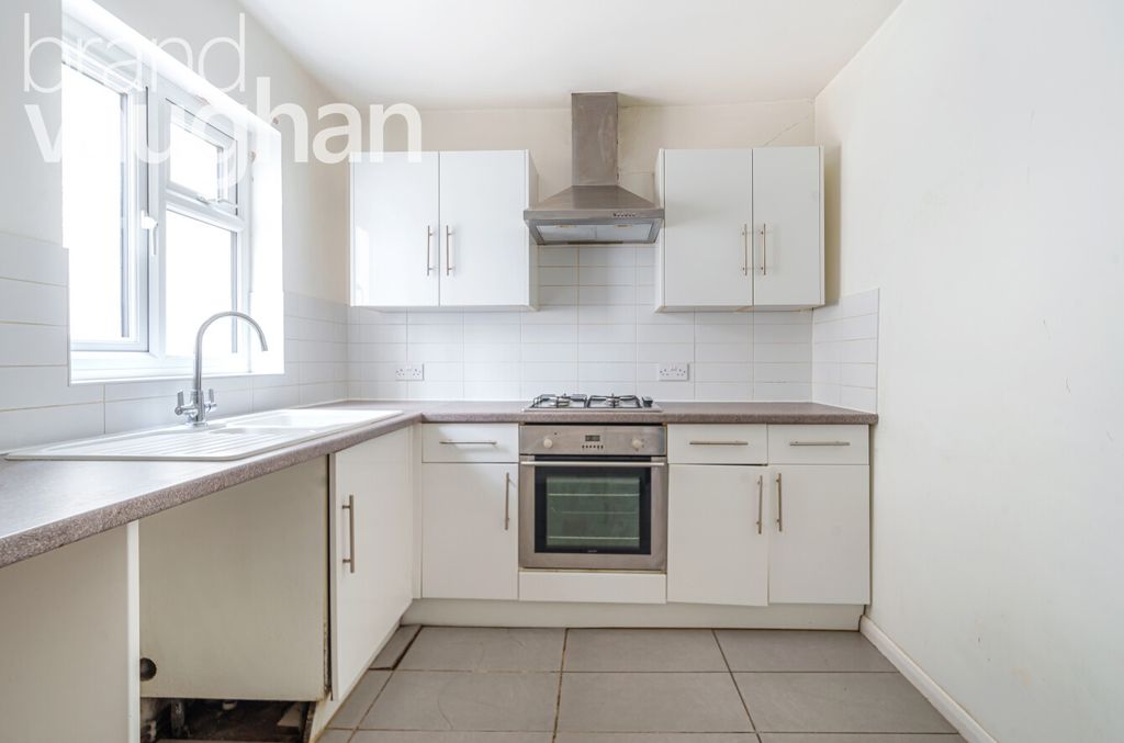 Property photo 3 of 10 Kitchen