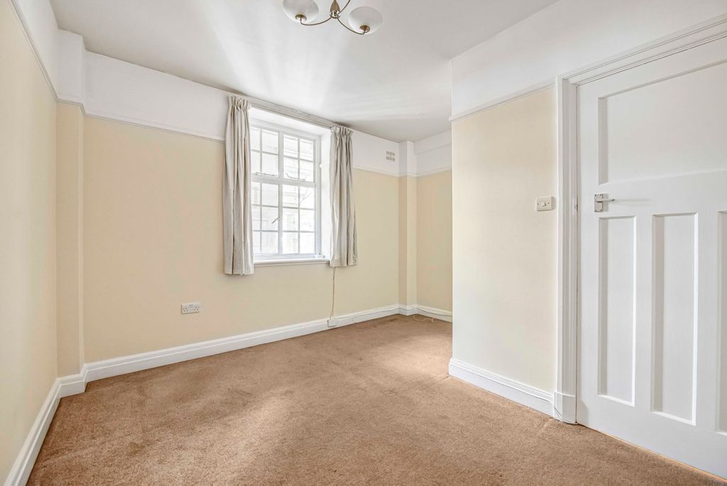 Property photo 3 of 12 Bed 2