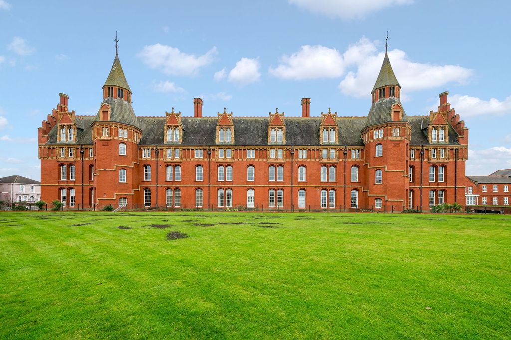 Property photo 1 of 32