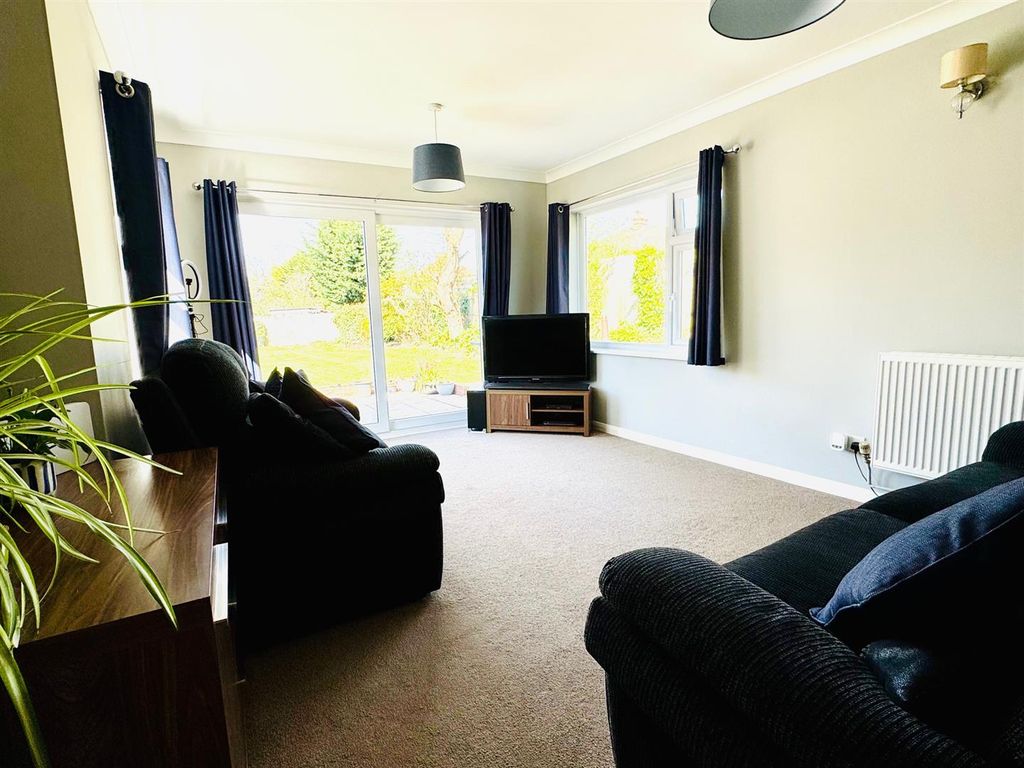 Property photo 2 of 21 Lounge: