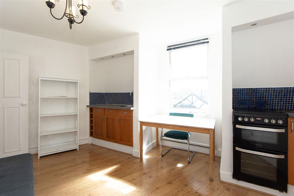 Property photo 2 of 10 Replingham Road (2).Jpg