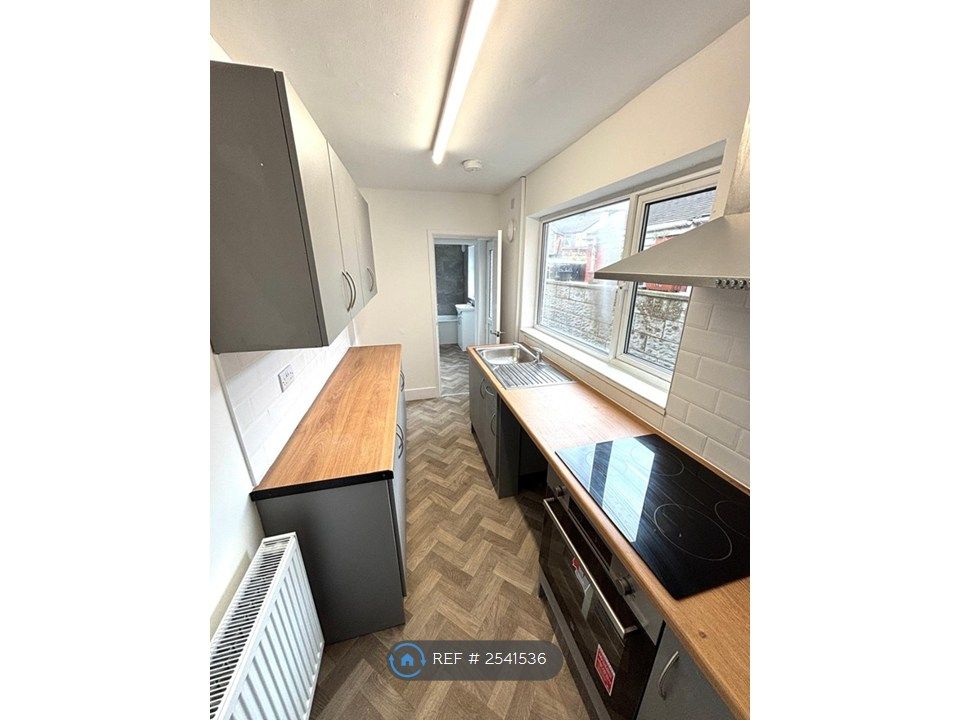 Property photo 3 of 6 Kitchen
