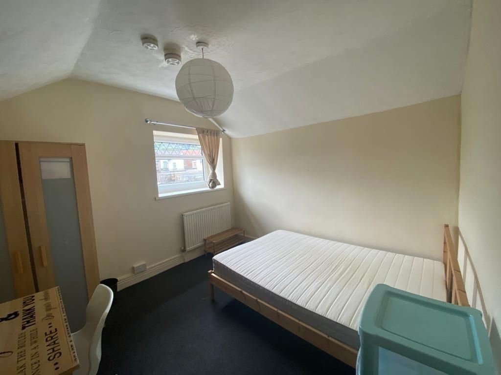 Property photo 3 of 8 Bright Double Bedroom With Desk And Wardrobe...
