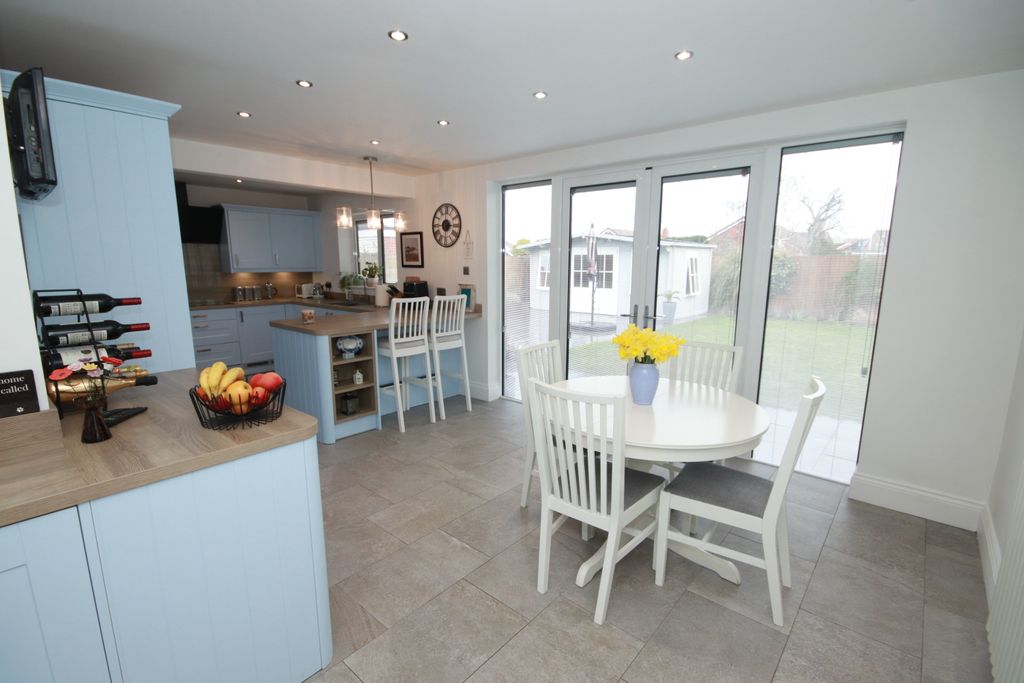 Property photo 2 of 28