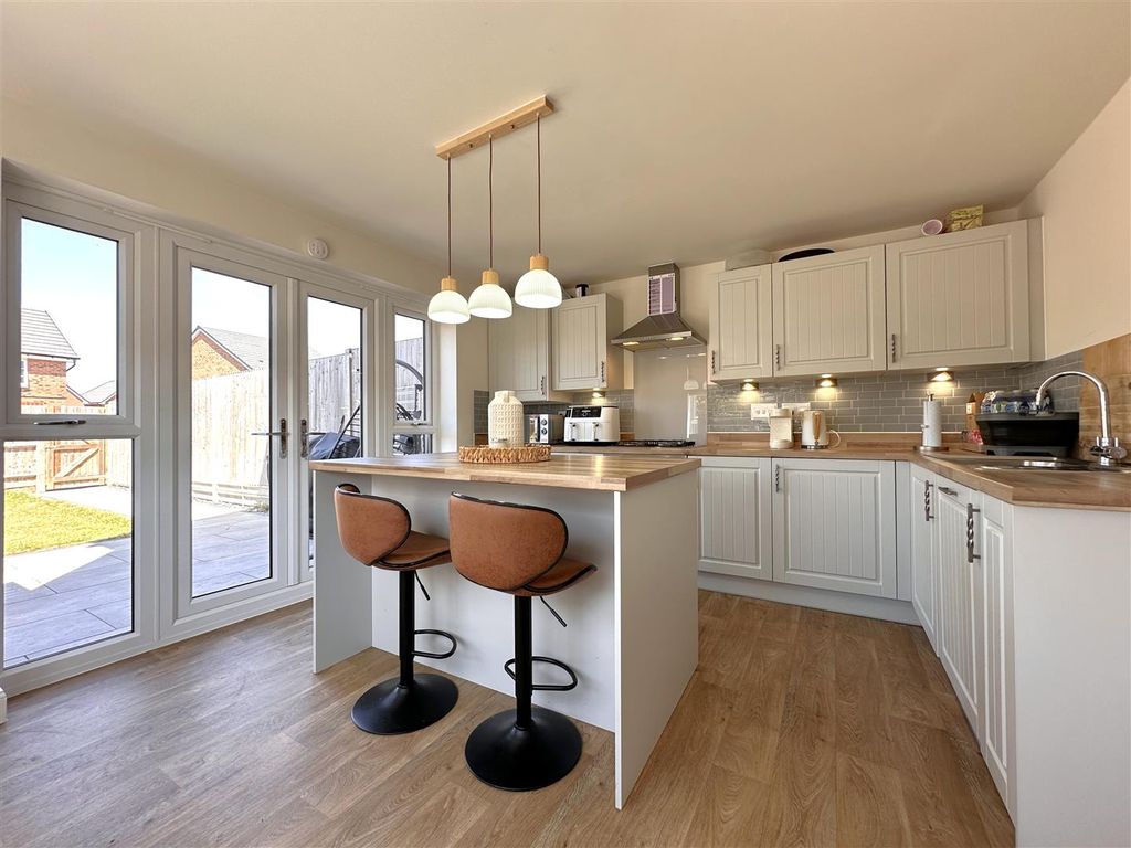 Property photo 2 of 23 Superb Dining Kitchen 281