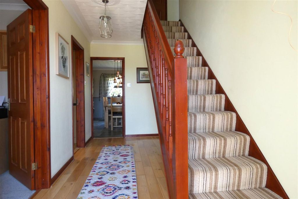 Property photo 3 of 19 Entrance Hallway