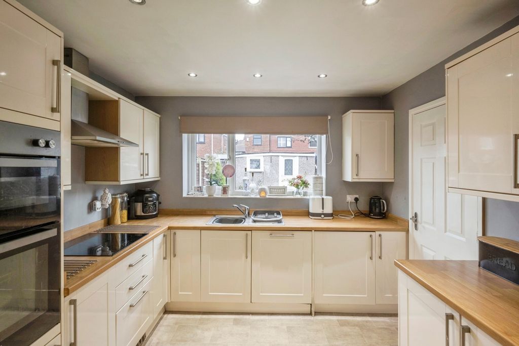 Property photo 3 of 13 Kitchen