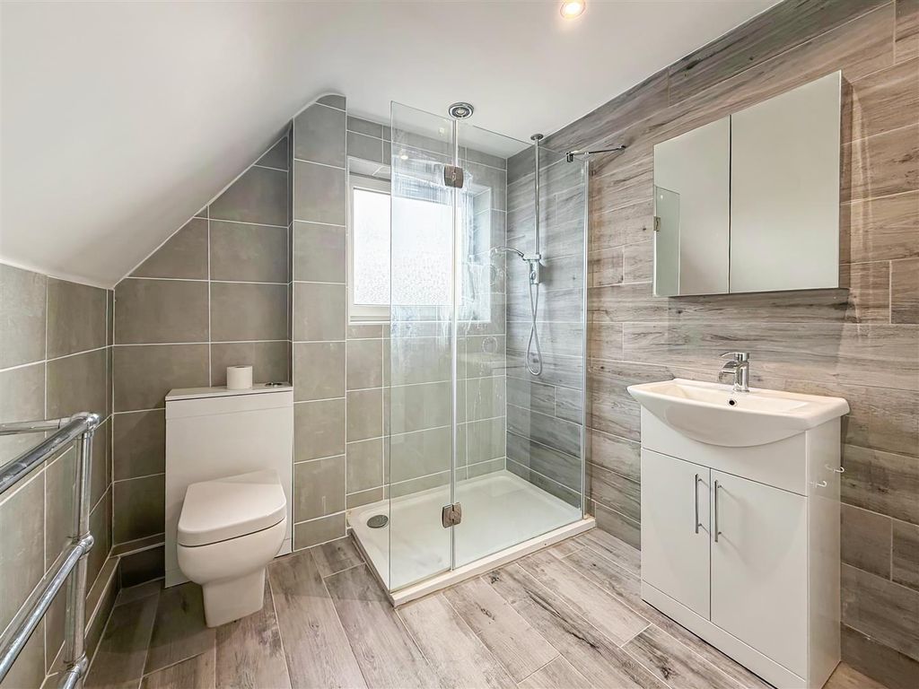 Property photo 3 of 17 Bathroom