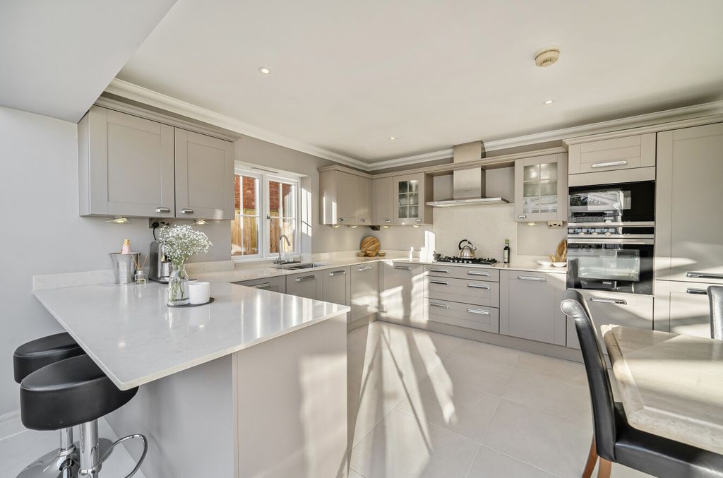 Property photo 3 of 22 1387027-13-693058...