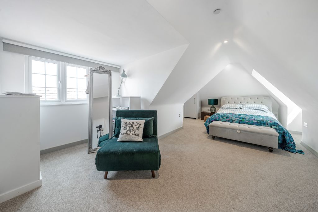 Property photo 1 of 18 Ensuite Bedroom