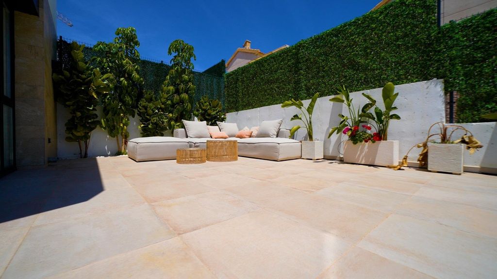 Property photo 2 of 33