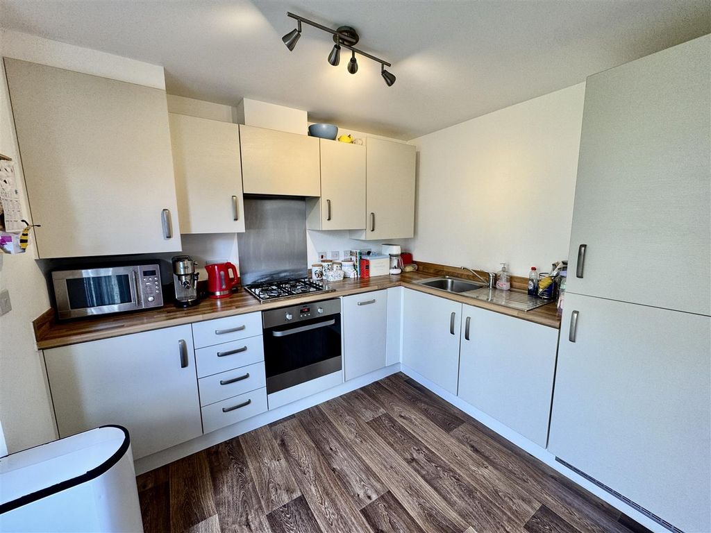 Property photo 2 of 11 Kitchen