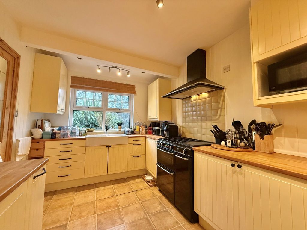 Property photo 3 of 19 Kitchen