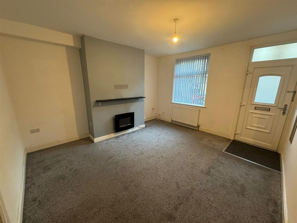 Property photo 3 of 19 Lounge